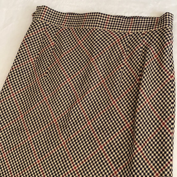 Louis Feraud | Wool Flax Blend Houndstooth Knee Length Skirt Camel/Blue/Red (4) - Picture 14 of 16